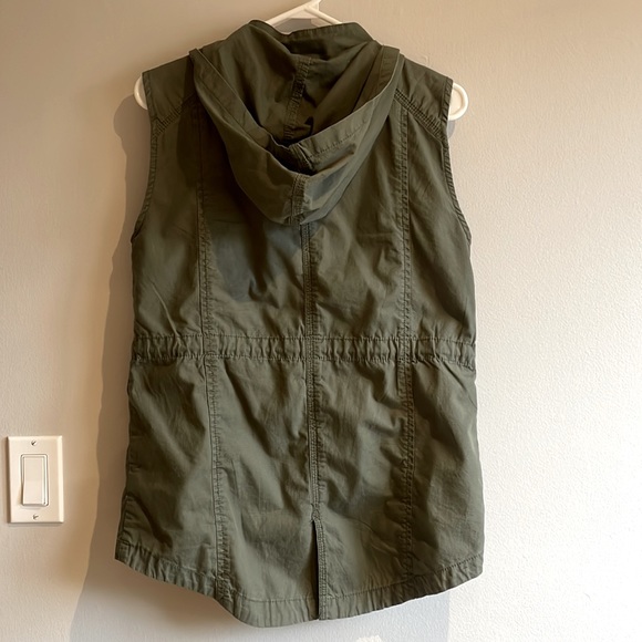 Gap Hooded Utility Vest - Picture 2 of 3